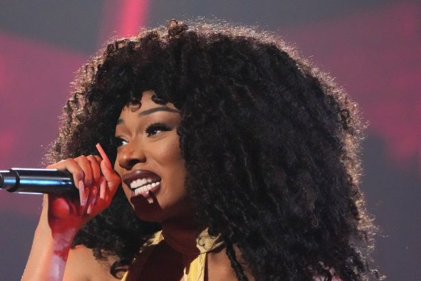 3-must-try-takeaways-from-megan-thee-stallion’s-abs-workout,-according-to-a-trainer